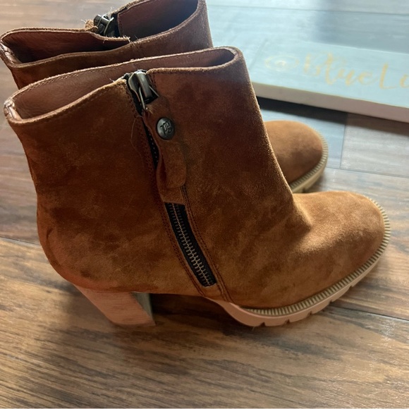 Paul Green Sloane Lug Sole Suede Booties NWOT - Picture 3 of 9